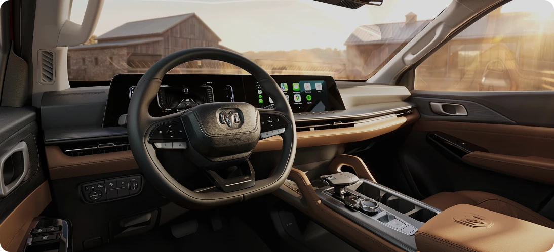 Volante em couro e quadro de instrumentos Interior da Ram Dakota com destaque para volante multifuncional e painel digital amplo do quadro de instrumentos.