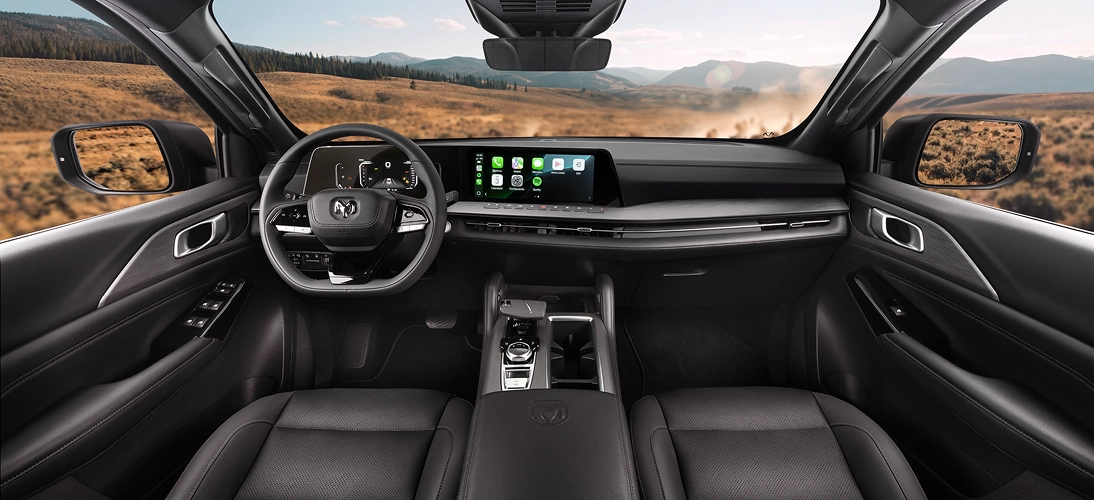 Interior da Ram Dakota Interior da Ram Dakota com bancos em couro marrom e console central com porta-objetos e botões de comando.