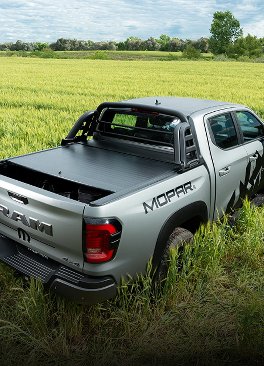 Ram Dakota prata estacionada em área de campo verde com caçamba semi aberta. Ram Dakota prata estacionada em área de campo verde com caçamba semi aberta.