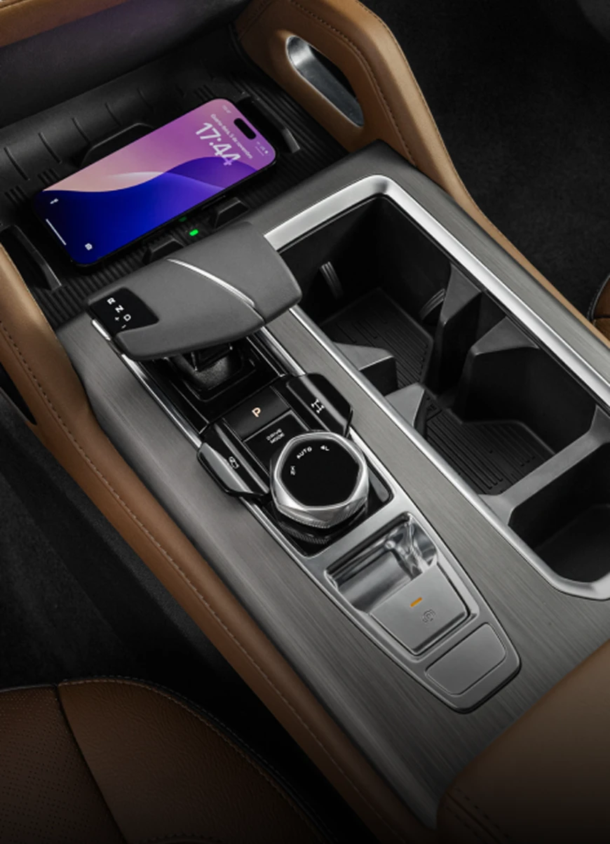 Console central da Ram Dakota com porta-objetos, seletor giratório e acabamento em couro marrom. Console central da Ram Dakota com porta-objetos, seletor giratório e acabamento em couro marrom.